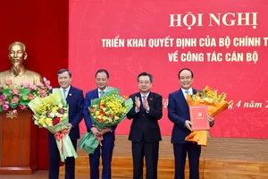 Đồng chí Nguyễn Thanh Nghị, Trưởng Ban Chính sách, chiến lược Trung ương chúc mừng các đồng chí được bổ nhiệm 