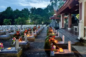 Thắp nến tri ân các anh hùng liệt sĩ tại Quảng Trị