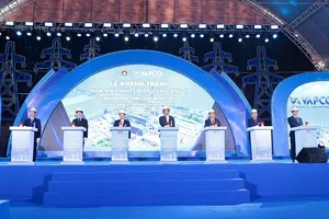 Các đại biểu thực hiện nghi thức khánh thành Nhà máy Nhiệt điện Vũng Áng II