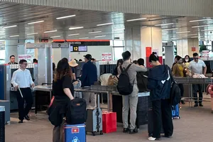 Sân bay Tân Sơn Nhất ước phục vụ hơn 109 ngàn lượt khách trong ngày 30-4