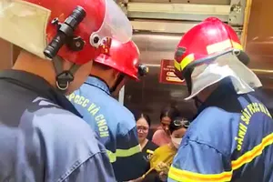 TPHCM: Giải cứu 7 người mắc kẹt trong thang máy