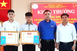 Lãnh đạo Tỉnh đoàn Nghệ An trao bằng khen của Trung ương Đoàn TNCS Hồ Chí Minh cho em Đặng Bá Tuấn Anh và Nguyễn Viết Huy 