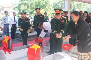 Đại tướng Nguyễn Trọng Nghĩa và các đại biểu thực hiện nghi lễ rải hoa ở các phần mộ liệt sĩ