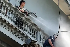 Công an xác minh vụ thợ xây bị người đàn ông xịt vòi nước khi đang làm việc