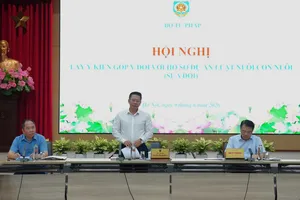Thứ trưởng Bộ Tư pháp Nguyễn Thanh Ngọc điều hành hội nghị. Ảnh: CẨM HÀ 