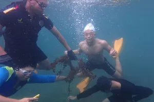 Rác thải, lưới ma được đưa lên mặt nước sau quá trình thu gom dưới biển