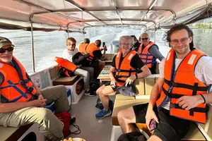Khách quốc tế trải nghiệm tour đường sông ngắm cảnh TPHCM, do Lữ hành Saigontourist tổ chức