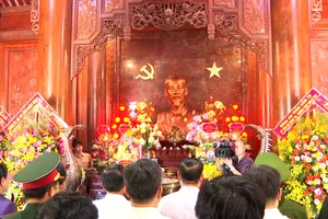 Thường trực Ban Bí thư Trần Cẩm Tú và đoàn công tác dâng hoa, dâng hương tưởng niệm Chủ tịch Hồ Chí Minh