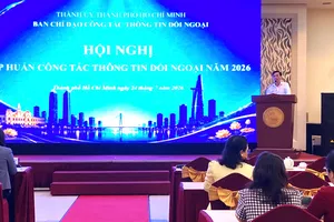 Đồng chí Nguyễn Thọ Truyền, Phó Trưởng Ban Tuyên giáo và Dân vận Thành ủy phát biểu tại hội nghị tập huấn. Ảnh: XUÂN HẠNH