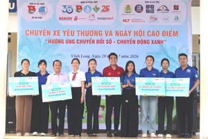  “Chuyến xe yêu thương” của tuổi trẻ TPHCM về với Vĩnh Long