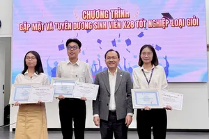 Tuyên dương tân cử nhân tốt nghiệp loại giỏi