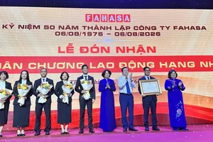 Fahasa đón nhận Huân chương Lao động hạng Nhất 