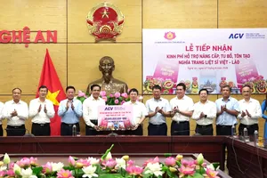 Lãnh đạo ACV trao biểu trưng số tiền 20 tỷ đồng hỗ trợ tỉnh Nghệ An nâng cấp, tu bổ, tôn tạo Nghĩa trang Liệt sĩ Việt-Lào. Ảnh: CTV