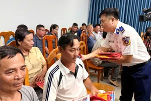 Trao tặng cờ Tổ quốc cho ngư dân Lâm Đồng 