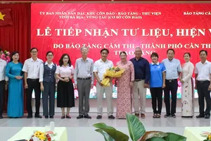 Lễ tiếp nhận hiện vật, tư liệu về lịch sử nhà tù Côn Đảo do Bảo tàng Cầm Thi trao tặng