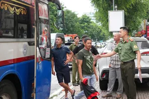 Tiếp nhận 42 công dân Việt Nam bị trục xuất về nước