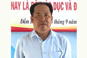 Ông Nguyễn Hoàng Duy, giáo viên Trường THCS Tân Dân (Cà Mau) chủ động trả lại 1,6 tỷ đồng cho người chuyển nhầm. Ảnh: NVCC
