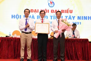 Lãnh đạo Hội Nhà Báo tỉnh Tây Ninh nhận Bằng khen của Hội Nhà báo Việt Nam