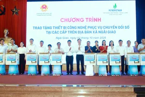 Trao thiết bị hỗ trợ chuyển đổi số tại xã Ngãi Giao