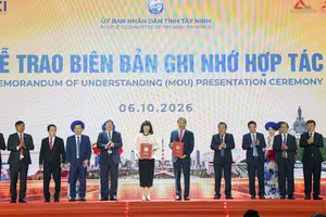 Lãnh đạo tỉnh Tây Ninh và VCCI thực hiện nghi thức ký kết biên bản ghi nhớ hợp tác