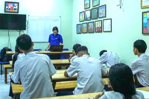 Các học sinh lớp 8 bước vào chuyên đề ôn tập kiến thức Hóa học