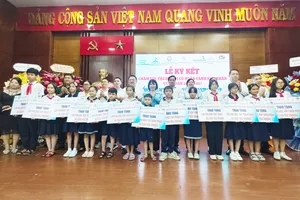 Đỡ đầu 13 học sinh mồ côi, khó khăn đến năm 18 tuổi