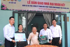 Niềm vui của bà Lê Thị Nhỏ (xã Cần Giờ) khi nhận nhà mới