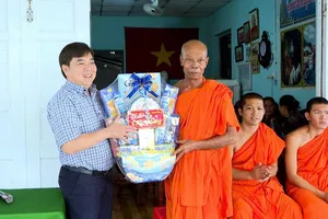 Lãnh đạo xã Long Hải thăm, chúc mừng đồng bào Khmer dịp Lễ Sen Dolta năm 2026