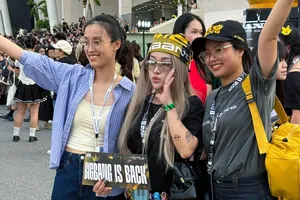 Đêm diễn của BIGBANG thu hút lượng lớn khách trong nước và quốc tế đến Hà Nội. Ảnh: LAN ĐINH