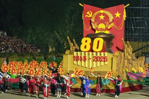 向全国同胞发放每人10万越盾，共庆独立日