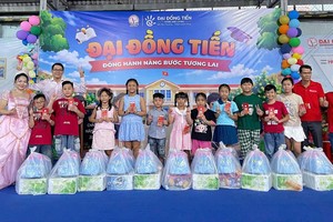 大同进股份公司员工子女在大同进股份公司“大同进同行 托起未来”节日活动中领取礼品和表彰
