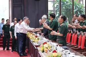 苏林总书记亲切问候出席会议的代表们。