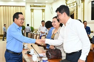 市人委会主席阮文得与各坊领导交流。