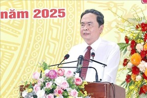 国会主席陈青敏在会上发表指导性讲话。