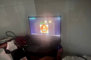 男生被诈骗分子通过Zoom软件远程操控。