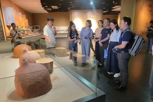 越南新闻机关代表团参观钦州坭兴陶博物馆和中国—东盟人工智能中心