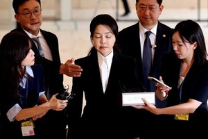 8月6日，在首尔钟路区的KT大厦，韩国前总统尹锡悦夫人金建希准备到案接受特检组传讯。 （图片来源：联合摄影记者团）