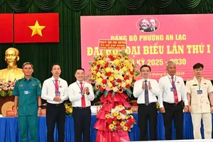 市委常务副书记阮青毅赠送鲜花祝贺大会。