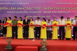 “民族——信仰与遗产”图片展开幕式。图自越通社