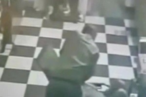 监控录像拍下嫌犯在屋内杀害受害者的画面。(从视像中裁剪的图片)