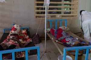 苏丹喀土穆一家医院的隔离中心正在为患有霍乱的儿童和成人提供治疗。北达尔富尔地区的情况尤为严峻，该地区有超过64万名儿童面临感染风险。