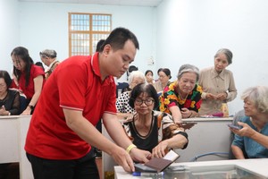 指引老年人使用社交网应用程式。