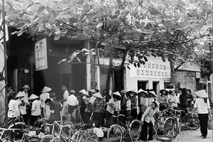 计划经济时期排队买粮。图自越通社