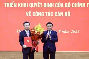 陈锦秀同志向阮青毅同志颁授《决定》。