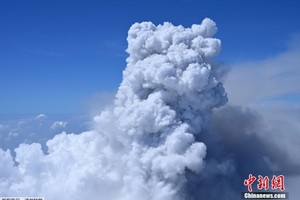 资料图：新燃岳火山喷发。