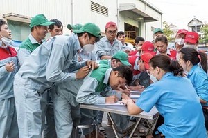 胡志明市众多工人踊跃参与针对工人的爱滋病防控干预模式。