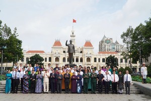 胡志明市市委书记陈留光同本市代表团敬献鲜花、上香缅怀胡志明主席。