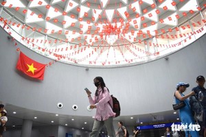 滨城地铁站已挂满了许多鲜艳夺目的金星红旗。