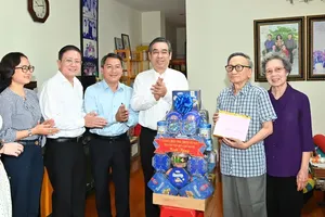 阮福禄同志亲切问候并向阮章老伯家人赠送礼物。