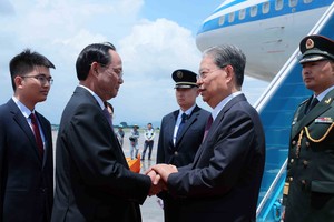 越南国会副主席陈光方到机场迎接中国全国人大常委会委员长赵乐际一行。图自越通社